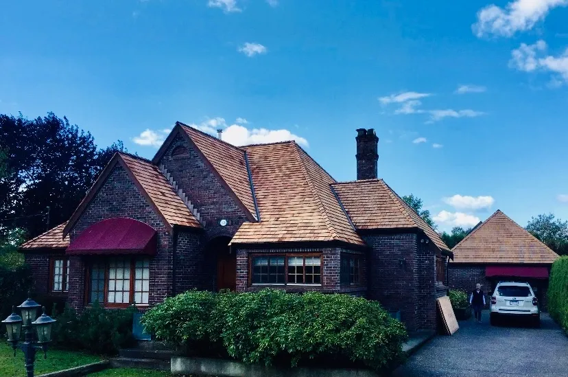 Craftsman home with a brand new roof and pristine gutters installed by Stephenson Roofing